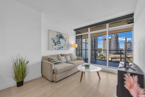 501-4880 Lougheed Highway, Burnaby, BC - Indoor Photo Showing Living Room