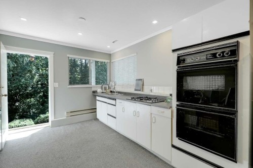 2028 Saskatchewan Avenue, Port Coquitlam, BC - Indoor Photo Showing Kitchen