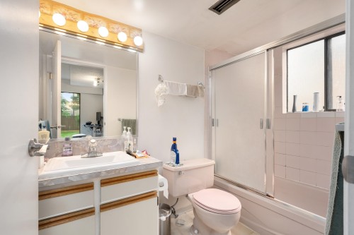 7340 Schaefer Avenue, Richmond, BC - Indoor Photo Showing Bathroom
