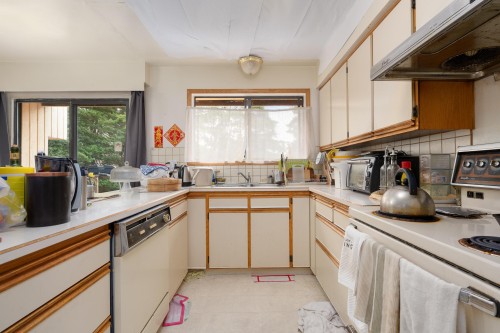 7340 Schaefer Avenue, Richmond, BC - Indoor Photo Showing Kitchen With Double Sink