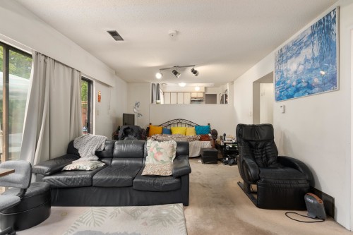 7340 Schaefer Avenue, Richmond, BC - Indoor Photo Showing Living Room