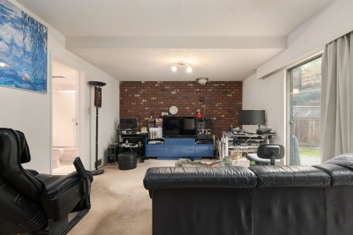 7340 Schaefer Avenue, Richmond, BC - Indoor Photo Showing Living Room