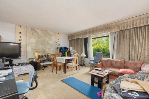 7340 Schaefer Avenue, Richmond, BC - Indoor Photo Showing Living Room