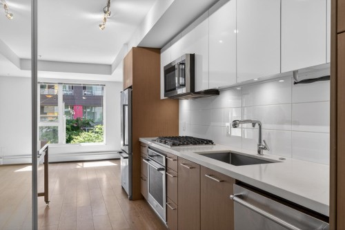 304-384 1St Avenue E, Vancouver, BC - Indoor Photo Showing Kitchen With Upgraded Kitchen