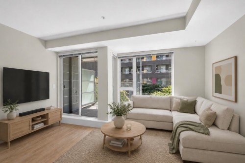 304-384 1St Avenue E, Vancouver, BC - Indoor Photo Showing Living Room