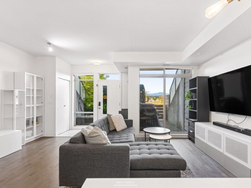 24-10133 River Drive, Richmond, BC - Indoor Photo Showing Living Room