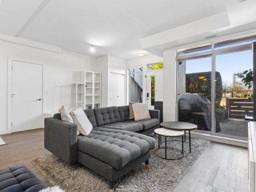 24-10133 River Drive, Richmond, BC - Indoor Photo Showing Living Room