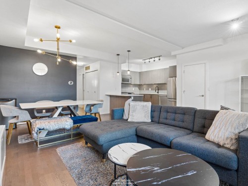 24-10133 River Drive, Richmond, BC - Indoor Photo Showing Living Room