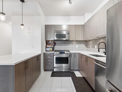24-10133 River Drive, Richmond, BC - Indoor Photo Showing Kitchen With Stainless Steel Kitchen With Upgraded Kitchen