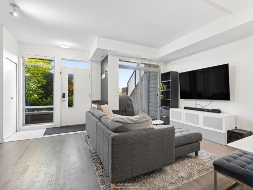 24-10133 River Drive, Richmond, BC - Indoor Photo Showing Living Room