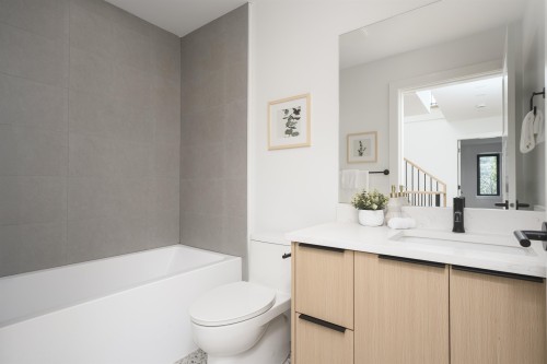 920 16Th Avenue E, Vancouver, BC - Indoor Photo Showing Bathroom