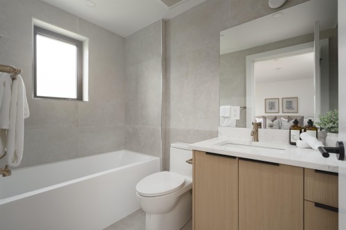 920 16Th Avenue E, Vancouver, BC - Indoor Photo Showing Bathroom