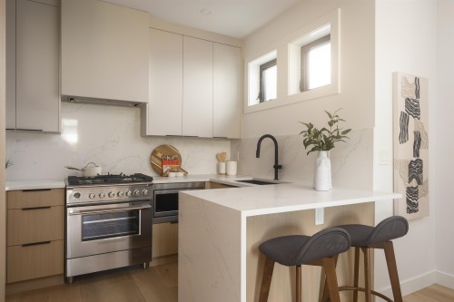 920 16Th Avenue E, Vancouver, BC - Indoor Photo Showing Kitchen With Upgraded Kitchen