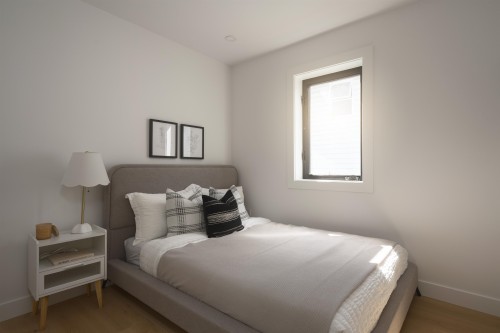 920 16Th Avenue E, Vancouver, BC - Indoor Photo Showing Bedroom