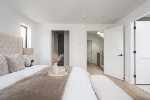 922 16Th Avenue E, Vancouver, BC - Indoor Photo Showing Bedroom