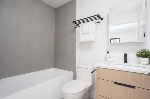 922 16Th Avenue E, Vancouver, BC - Indoor Photo Showing Bathroom