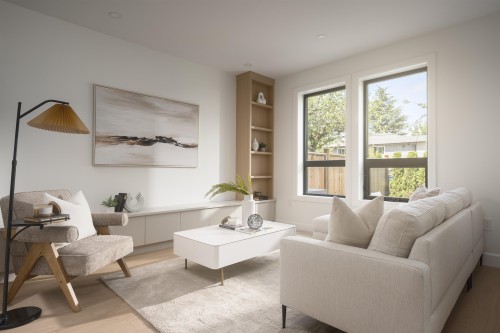 922 16Th Avenue E, Vancouver, BC - Indoor Photo Showing Living Room