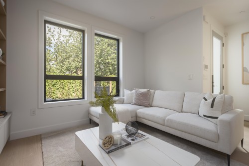 922 16Th Avenue E, Vancouver, BC - Indoor Photo Showing Living Room