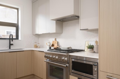 922 16Th Avenue E, Vancouver, BC - Indoor Photo Showing Kitchen