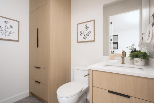 922 16Th Avenue E, Vancouver, BC - Indoor Photo Showing Bathroom
