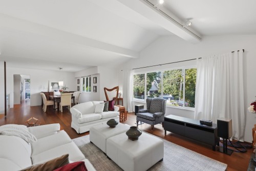 986 Pacific Drive, Delta, BC - Indoor Photo Showing Living Room