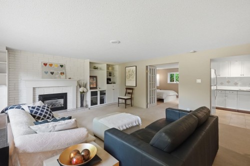 986 Pacific Drive, Delta, BC - Indoor Photo Showing Living Room With Fireplace