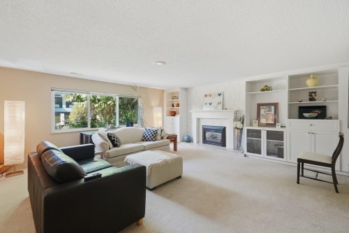 986 Pacific Drive, Delta, BC - Indoor Photo Showing Living Room With Fireplace