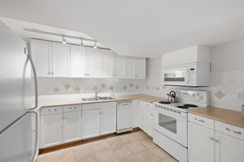 986 Pacific Drive, Delta, BC - Indoor Photo Showing Kitchen With Double Sink
