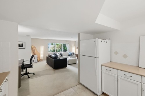 986 Pacific Drive, Delta, BC - Indoor Photo Showing Kitchen