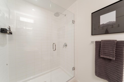 517-725 Marine Drive, North Vancouver, BC - Indoor Photo Showing Bathroom