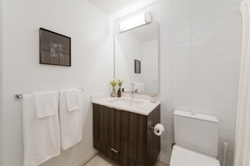 517-725 Marine Drive, North Vancouver, BC - Indoor Photo Showing Bathroom
