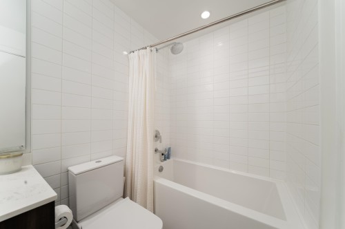 517-725 Marine Drive, North Vancouver, BC - Indoor Photo Showing Bathroom