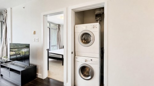 1908-2955 Atlantic Avenue, Coquitlam, BC - Indoor Photo Showing Laundry Room