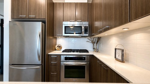 1908-2955 Atlantic Avenue, Coquitlam, BC - Indoor Photo Showing Kitchen With Upgraded Kitchen