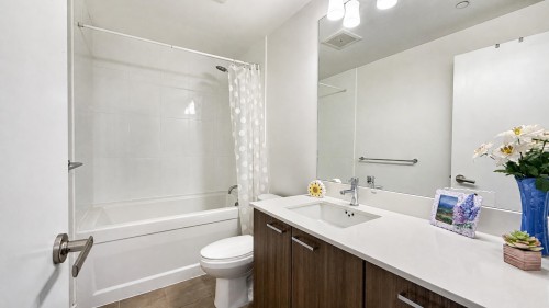 1908-2955 Atlantic Avenue, Coquitlam, BC - Indoor Photo Showing Bathroom
