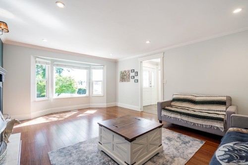 3933 Toronto Street, Port Coquitlam, BC - Indoor Photo Showing Living Room