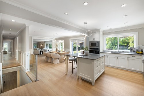 3420 Rockview Place, West Vancouver, BC - Indoor Photo Showing Kitchen With Upgraded Kitchen