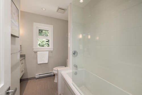 3420 Rockview Place, West Vancouver, BC - Indoor Photo Showing Bathroom