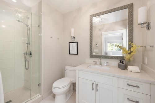 3420 Rockview Place, West Vancouver, BC - Indoor Photo Showing Bathroom