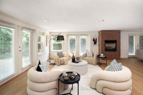 3420 Rockview Place, West Vancouver, BC - Indoor Photo Showing Living Room With Fireplace