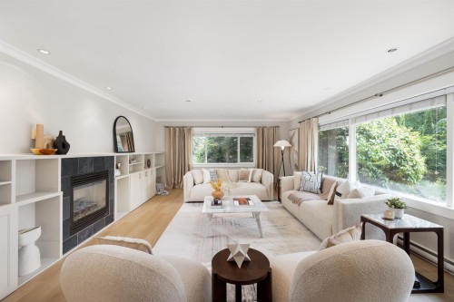 3420 Rockview Place, West Vancouver, BC - Indoor Photo Showing Living Room With Fireplace