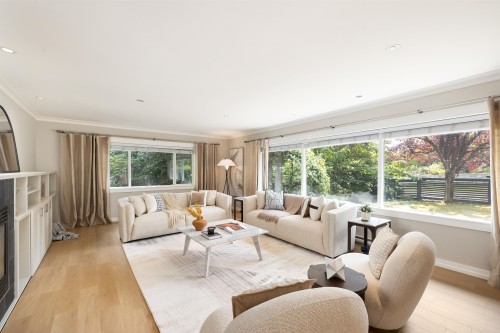 3420 Rockview Place, West Vancouver, BC - Indoor Photo Showing Living Room