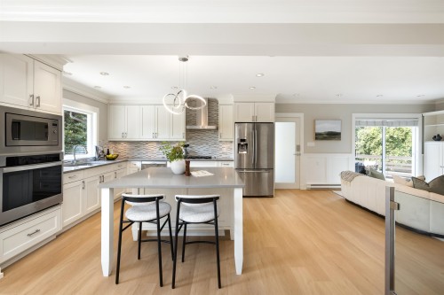 3420 Rockview Place, West Vancouver, BC - Indoor Photo Showing Kitchen With Upgraded Kitchen