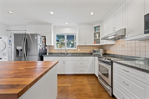 8640 Sierpina Drive, Richmond, BC - Indoor Photo Showing Kitchen