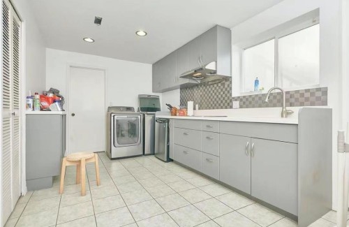 8640 Sierpina Drive, Richmond, BC - Indoor Photo Showing Laundry Room