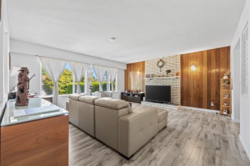 8640 Sierpina Drive, Richmond, BC - Indoor Photo Showing Living Room With Fireplace