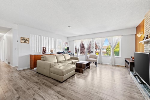 8640 Sierpina Drive, Richmond, BC - Indoor Photo Showing Living Room