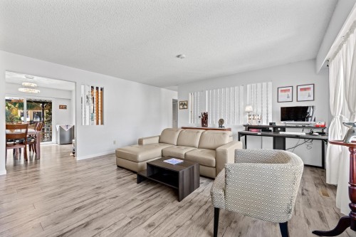 8640 Sierpina Drive, Richmond, BC - Indoor Photo Showing Living Room
