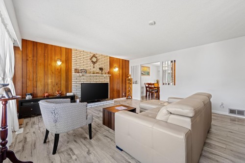 8640 Sierpina Drive, Richmond, BC - Indoor Photo Showing Living Room
