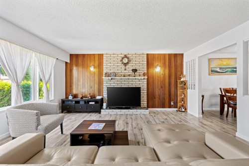 8640 Sierpina Drive, Richmond, BC - Indoor Photo Showing Living Room